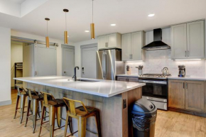 New Luxury Condo 2307 I Hot Tub I AC I Great Views I Best Price I FREE Adventures Daily